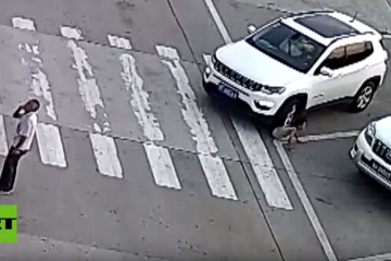 VIDEO: Una niña se agacha para atarse los cordones y un auto le pasa por encima (dos veces)