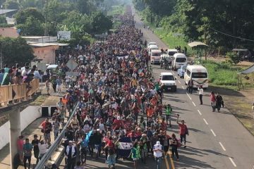 Migrantes emprenden caminata de 35 kilómetros hacia Tapachula