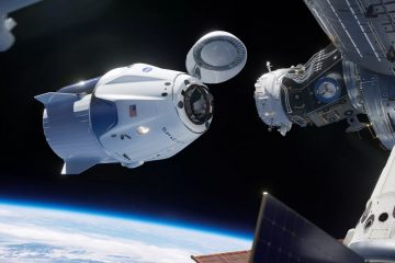 Se cierra la escotilla de la cápsula SpaceX y el cohete está listo para despegar