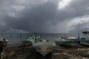 El huracán Delta toca tierra en la península de Yucatán y mantiene en alerta a la población