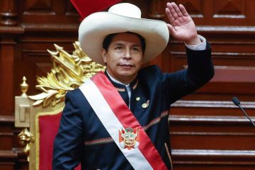 A horas de tomar el poder, Pedro Castillo anuncia una reforma constitucional en Perú