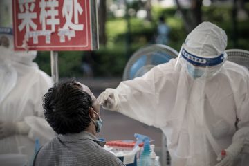 China vuelve a encierro tras peor brote de COVID