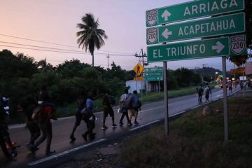 Anuncia AMLO contención de migrantes… con programas