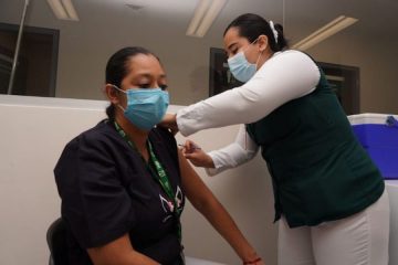 Personal de Salud del IMSS Chiapas recibe tercera dosis anti COVID-19