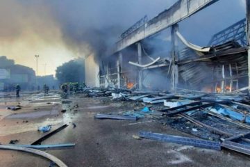 Misil impacta en centro comercial de Ucrania con más de mil civiles; reportan muertos y heridos