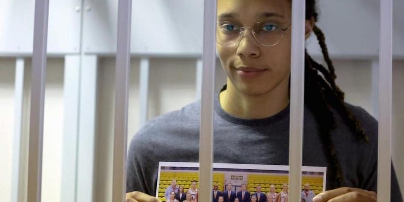 Rusia condena a 9 años de cárcel a basquetbolista estadounidense… es inaceptable, dice Biden