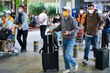 China pondrá fin a la cuarentena por covid para llegadas de viajeros extranjeros en medio de una explosión de casos