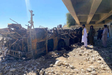 Autobús con bidones de petróleo cae de un puente, explota y deja 41 muertos en Pakistán