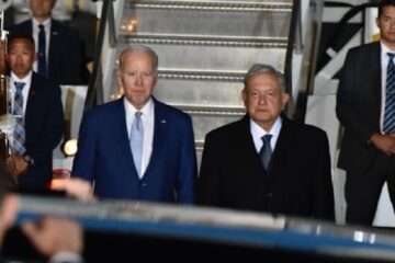 Joe Biden llega al AIFA; López Obrador lo recibe