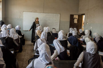 Envenenan a 77 niñas en escuelas de Afganistán
