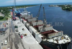 Línea K avanza en Chiapas con nuevo cargamento de rieles y balastro en Puerto Chiapas