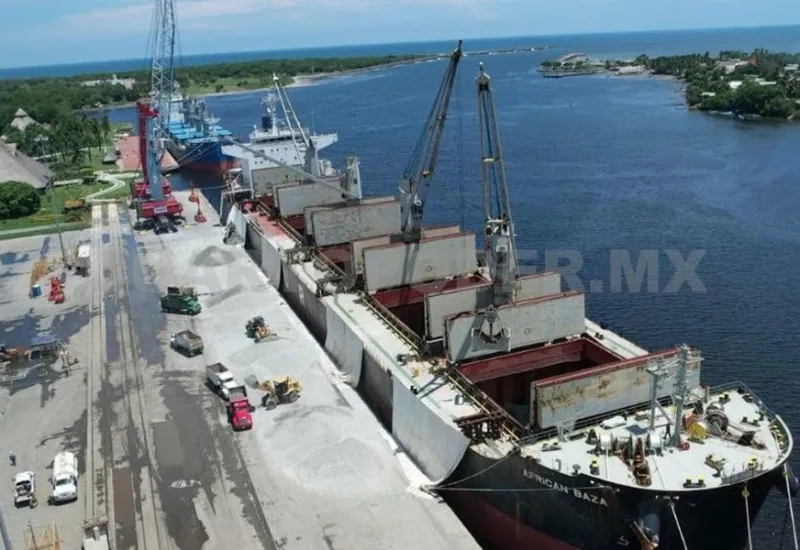 Línea K avanza en Chiapas con nuevo cargamento de rieles y balastro en Puerto Chiapas