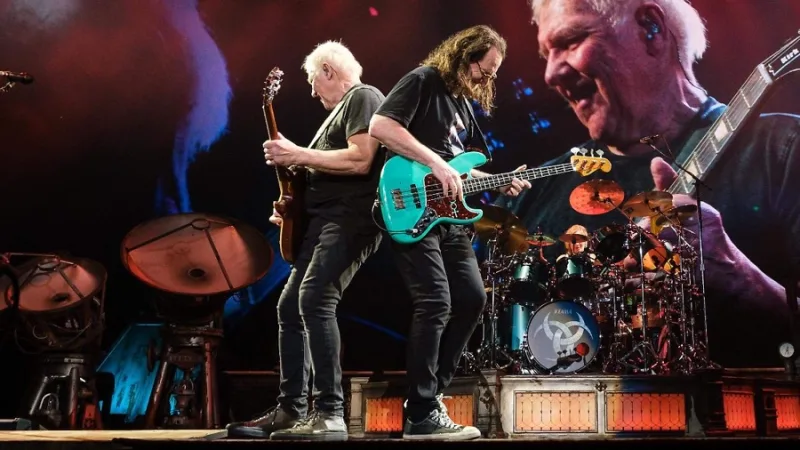Rush emociona en México con tributo a Neil Peart durante su regreso a los escenarios