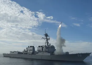 Estados Unidos bombardea almacenes de drones y misiles en Irán tras ataque en Ormuz