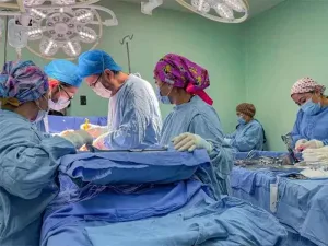 Personal médico del IMSS en atención hospitalaria