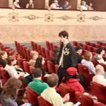 Simone Rocha redefine la masculinidad con sastrería, encajes y perlas