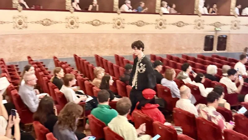 Simone Rocha redefine la masculinidad con sastrería, encajes y perlas