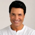 Chayanne convierte el meme del papá de América Latina en parte de su marca