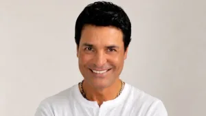 Chayanne convierte el meme del papá de América Latina en parte de su marca