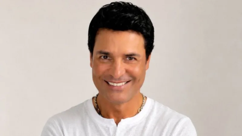 Chayanne convierte el meme del papá de América Latina en parte de su marca