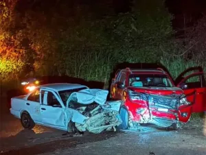 Vehiculos involucrados en una volcadura registrada en el tramo Simojovel-Huitiupan