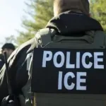 Agente del ICE durante operativo migratorio en Estados Unidos