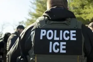 Agente del ICE durante operativo migratorio en Estados Unidos