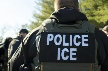 Agente del ICE durante operativo migratorio en Estados Unidos