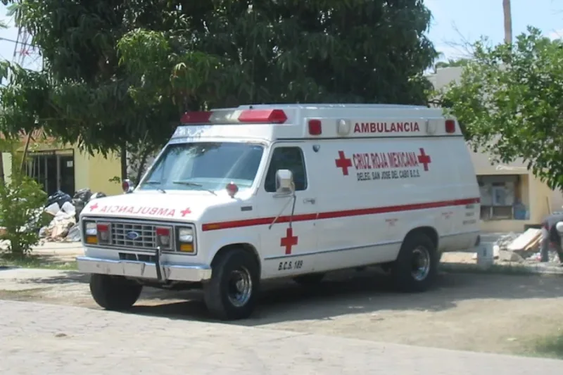 Ambulancia de la Cruz Roja Mexicana estacionada