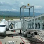 Avión conectado a pasarela en el Aeropuerto Ángel Albino Corzo