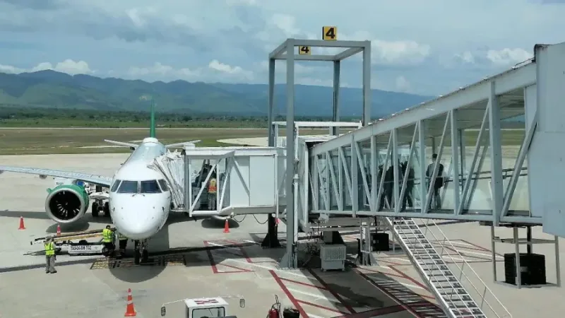 Avión conectado a pasarela en el Aeropuerto Ángel Albino Corzo