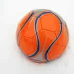 Balón de futbol sobre cancha