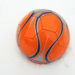Balón de fútbol sobre fondo claro