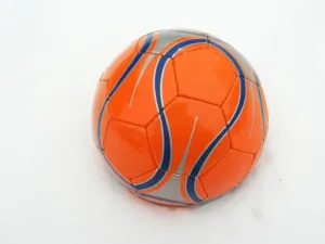 Balón de fútbol sobre fondo claro