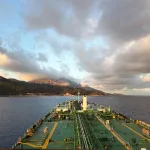 Buque petrolero navegando en el mar bajo cielo nublado