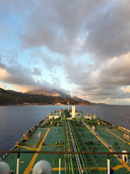 Buque petrolero navegando en el mar bajo cielo nublado