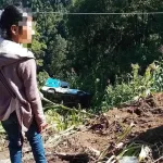 Camioneta de pasajeros en un barranco sobre la carretera Ocosingo-Oxchuc
