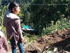Camioneta de pasajeros en un barranco sobre la carretera Ocosingo-Oxchuc