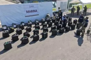 Bultos de presunta cocaina asegurados por la Marina frente a costas de Chiapas