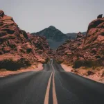 Carretera en zona seca bajo cielo despejado durante temporada de calor