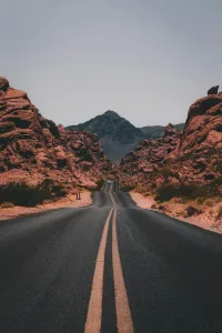 Carretera en zona seca bajo cielo despejado durante temporada de calor