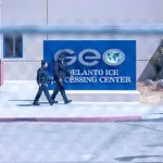 Entrada del centro de detencion de Adelanto en California, vinculado a reclamos de Mexico por migrantes fallecidos