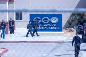 Entrada del centro de detencion de Adelanto en California, vinculado a reclamos de Mexico por migrantes fallecidos