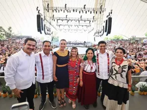 Autoridades y representantes de Chiapas durante la Guelaguetza 2026 en Oaxaca
