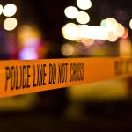 Cinta policial delimitando una escena de investigación