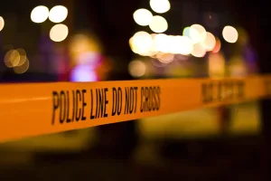 Cinta policial delimitando una escena de investigación