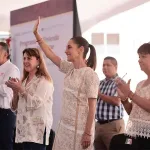 Claudia Sheinbaum saluda durante la entrega de vivienda y anuncios sociales en Cuautla, Morelos