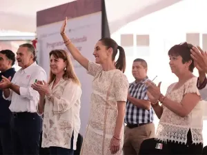 Claudia Sheinbaum saluda durante la entrega de vivienda y anuncios sociales en Cuautla, Morelos