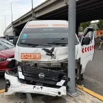 Colectivo con daños frontales tras accidente vial en Tapachula