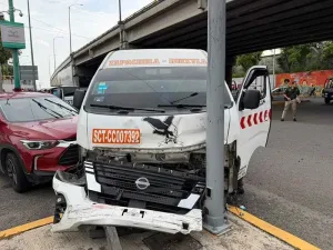 Colectivo con daños frontales tras accidente vial en Tapachula